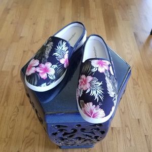 LAST CHANCE TO BUY. CLOSET CLOSES TOMORROW!